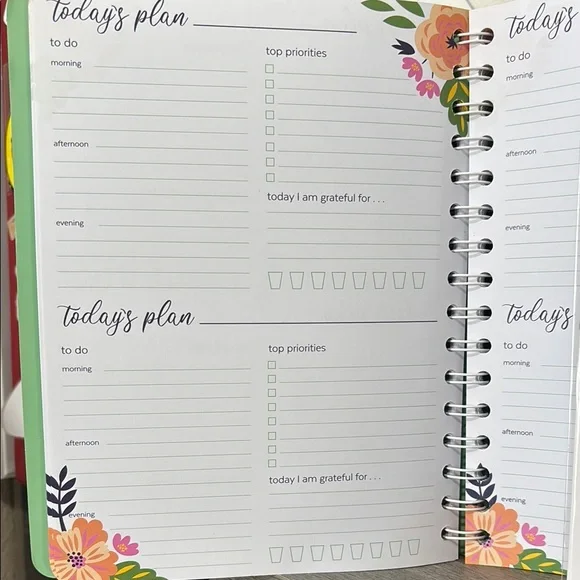 Floral Undated Daily Planner - Picture 2 of 3